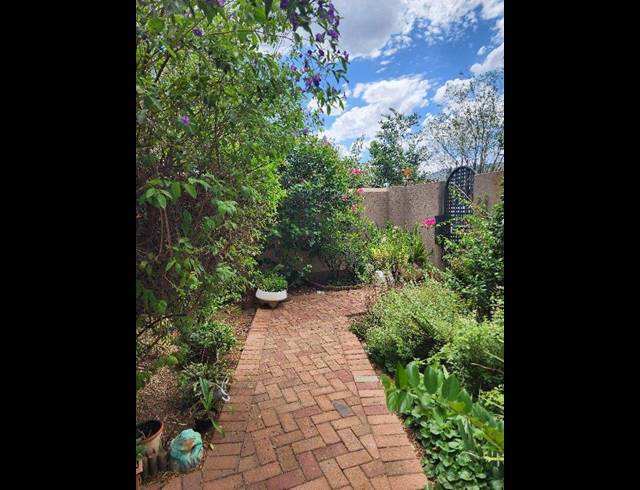 2 BEDROOM TOWNHOUSE FOR SALE IN FLORENTIA